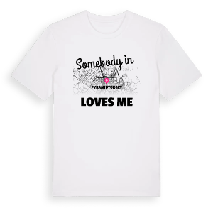 Någon i Pyramidtorget älskar mig t-shirt – ekologisk bomull t-shirt från Pinshirt