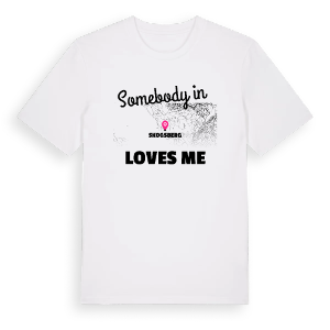 Någon i Skogsberg älskar mig t-shirt – ekologisk bomull t-shirt från Pinshirt