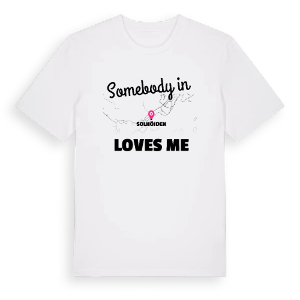 Någon i Solhöjden älskar mig t-shirt – ekologisk bomull t-shirt från Pinshirt
