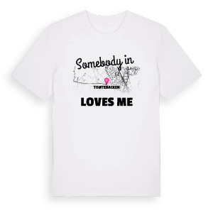 Någon i Tomtebacken älskar mig t-shirt – ekologisk bomull t-shirt från Pinshirt