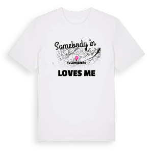 Någon i Tullingeberg älskar mig t-shirt – ekologisk bomull t-shirt från Pinshirt