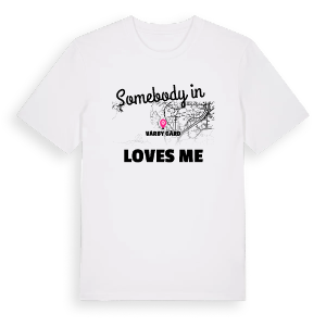 Någon i Vårby gård älskar mig t-shirt – ekologisk bomull t-shirt från Pinshirt