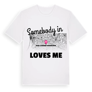 Någon i Šilalės rajono savivaldybė älskar mig t-shirt – ekologisk bomull t-shirt från Pinshirt