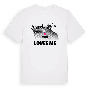 Någon i Arezzo älskar mig t-shirt – ekologisk bomull t-shirt från Pinshirt