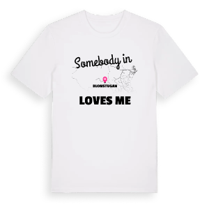 Någon i Blomstugan älskar mig t-shirt – ekologisk bomull t-shirt från Pinshirt