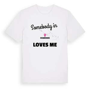 Någon i Svanviken älskar mig t-shirt – ekologisk bomull t-shirt från Pinshirt