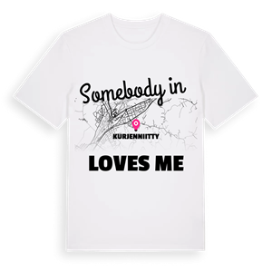 Någon i Kurjenniitty älskar mig t-shirt – ekologisk bomull t-shirt från Pinshirt