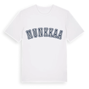 Munkkaa college t-shirt – ekologisk bomull t-shirt från Pinshirt