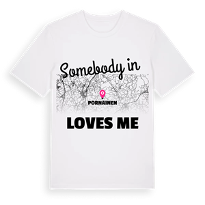 Någon i Pornainen älskar mig t-shirt – ekologisk bomull t-shirt från Pinshirt