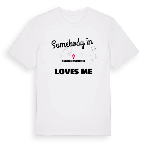 Någon i Sundbomstorpet älskar mig t-shirt – ekologisk bomull t-shirt från PinShirt