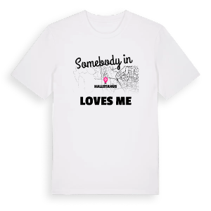 Någon i Hallstahus älskar mig t-shirt – ekologisk bomull t-shirt från Pinshirt