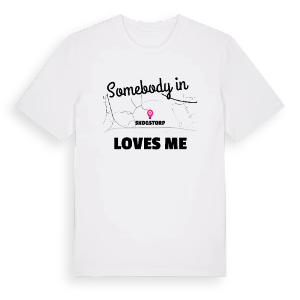 Någon i Skogstorp älskar mig t-shirt – ekologisk bomull t-shirt från Pinshirt