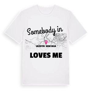 Någon i Lazdynų seniūnija älskar mig t-shirt – ekologisk bomull t-shirt från Pinshirt