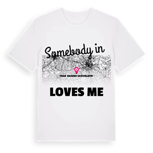 Någon i Trakų rajono savivaldybė älskar mig t-shirt – ekologisk bomull t-shirt från Pinshirt