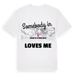 Någon i Vilkpėdės seniūnija älskar mig t-shirt – ekologisk bomull t-shirt från Pinshirt