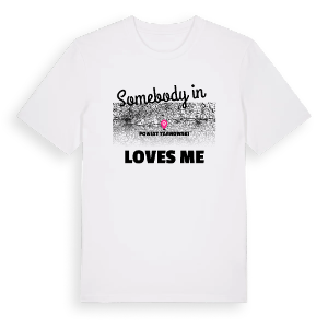 Någon i powiat tarnowski älskar mig t-shirt – ekologisk bomull t-shirt från Pinshirt