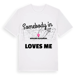 Någon i Kozłów Szlachecki älskar mig t-shirt – ekologisk bomull t-shirt från Pinshirt