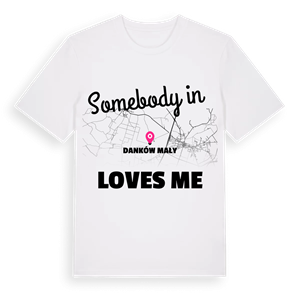 Någon i Danków Mały älskar mig t-shirt – ekologisk bomull t-shirt från Pinshirt