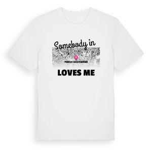 Någon i powiat szczycieński älskar mig t-shirt – ekologisk bomull t-shirt från PinShirt