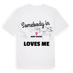 Någon i Nart Savski älskar mig t-shirt – ekologisk bomull t-shirt från Pinshirt
