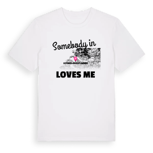 Någon i Goeree-Overflakkee älskar mig t-shirt – ekologisk bomull t-shirt från Pinshirt