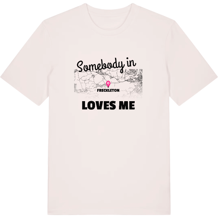 Någon i Freckleton älskar mig t-shirt – t-shirt från PinShirt